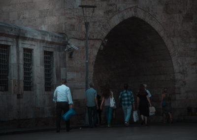 Sırtını döner mavi